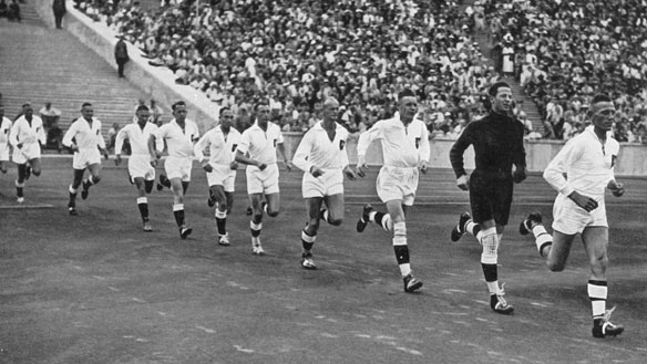 Não, não é time de futebol! Apesar da grama se trata mesmo é da seleção da Alemanha entrando em campo na final das Olimpíadas de Berlim, em 1936